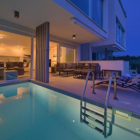 Villa Solis Lacus Modern Apartment - Private Heated Pool - Smart Tv Sky X - Free Parking Njivice Eksteriør billede