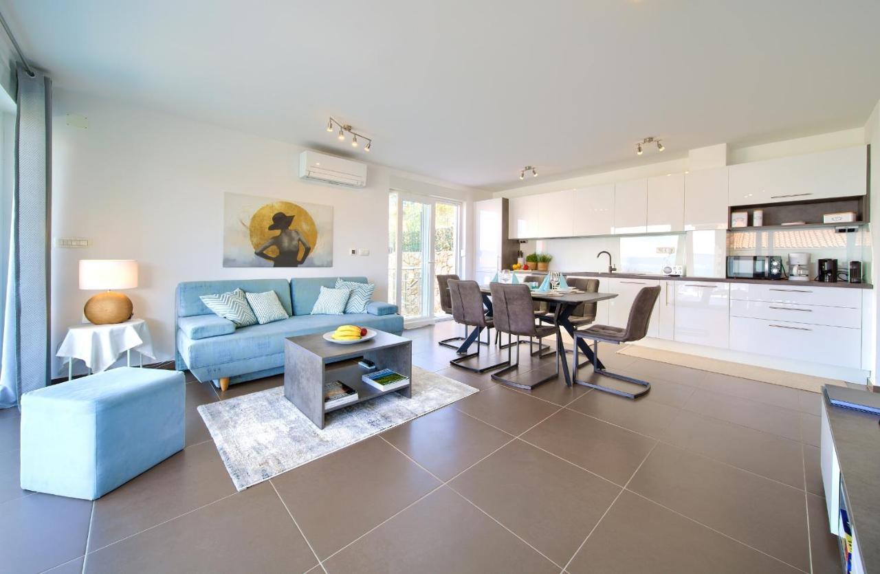 Villa Solis Lacus Modern Apartment - Private Heated Pool - Smart Tv Sky X - Free Parking Njivice Eksteriør billede