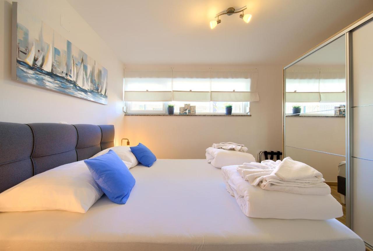 Villa Solis Lacus Modern Apartment - Private Heated Pool - Smart Tv Sky X - Free Parking Njivice Eksteriør billede