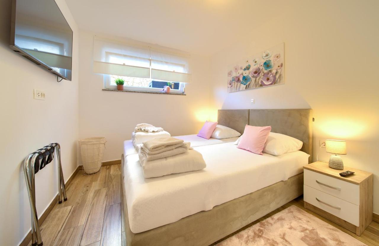 Villa Solis Lacus Modern Apartment - Private Heated Pool - Smart Tv Sky X - Free Parking Njivice Eksteriør billede