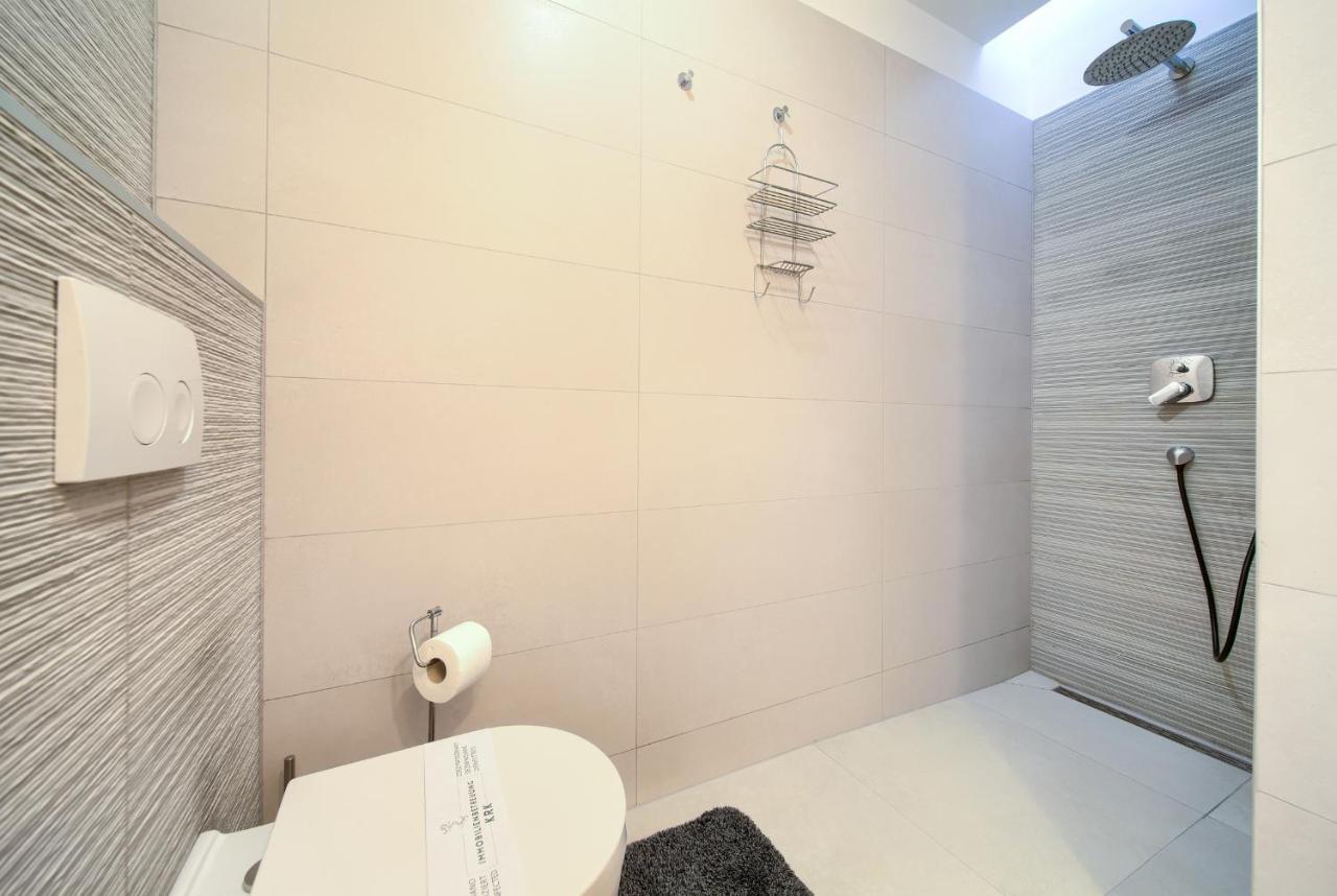 Villa Solis Lacus Modern Apartment - Private Heated Pool - Smart Tv Sky X - Free Parking Njivice Eksteriør billede