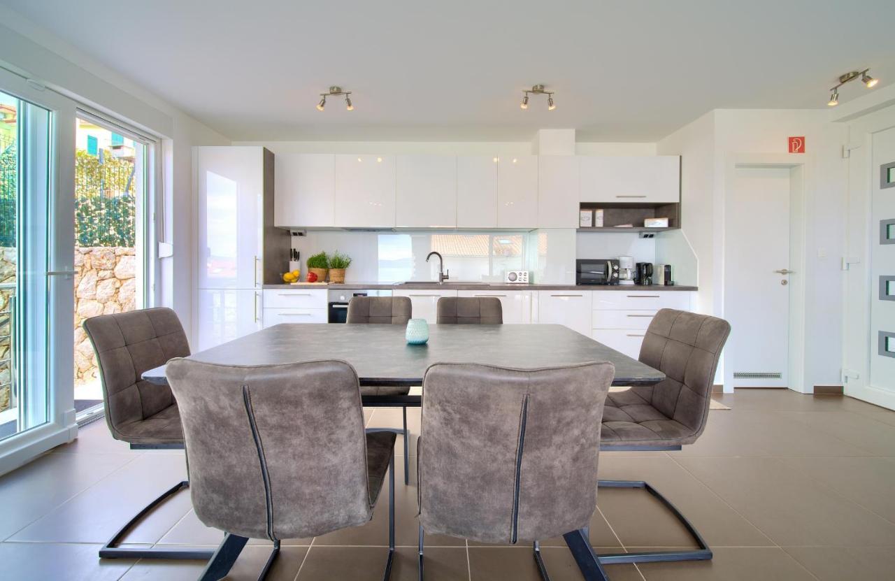 Villa Solis Lacus Modern Apartment - Private Heated Pool - Smart Tv Sky X - Free Parking Njivice Eksteriør billede