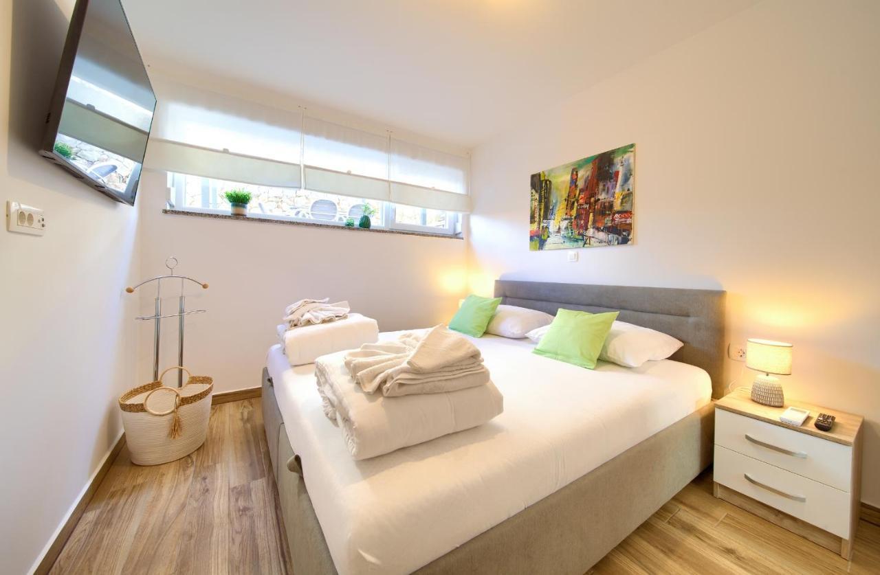 Villa Solis Lacus Modern Apartment - Private Heated Pool - Smart Tv Sky X - Free Parking Njivice Eksteriør billede