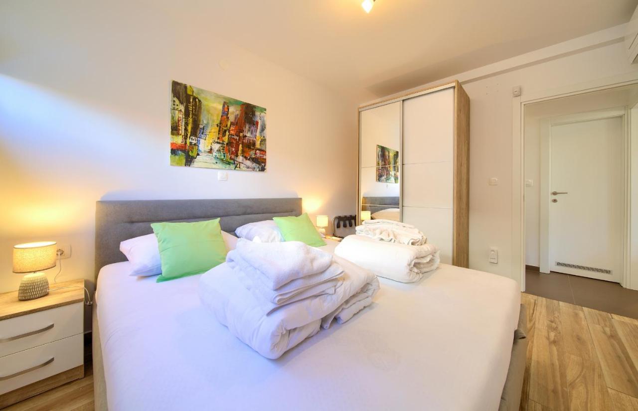 Villa Solis Lacus Modern Apartment - Private Heated Pool - Smart Tv Sky X - Free Parking Njivice Eksteriør billede