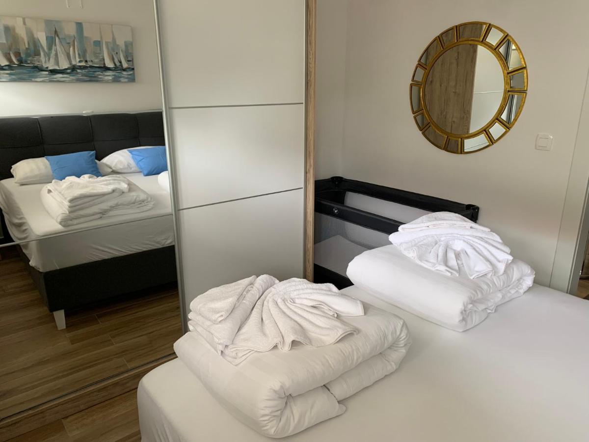 Villa Solis Lacus Modern Apartment - Private Heated Pool - Smart Tv Sky X - Free Parking Njivice Eksteriør billede